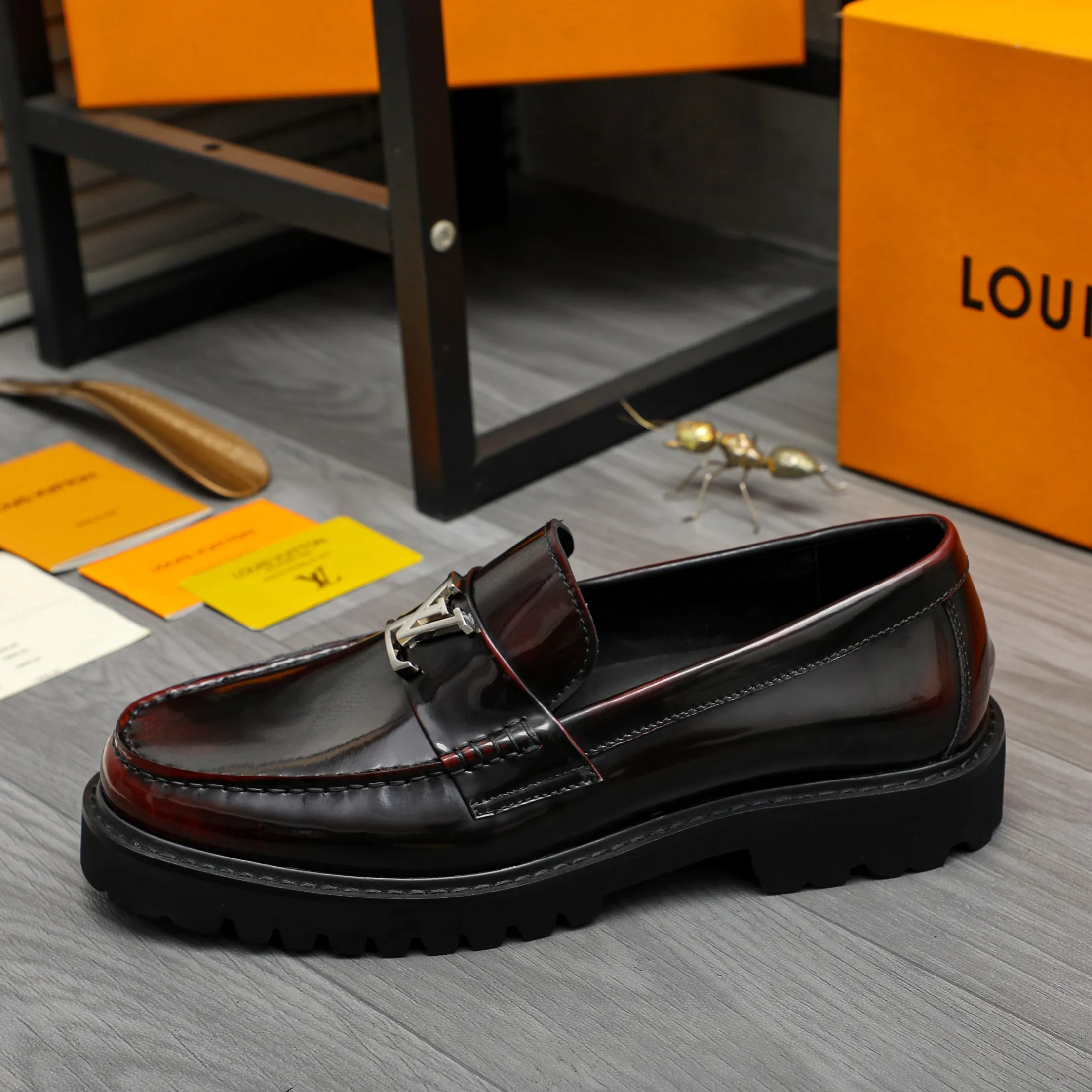 Men's shoes 💰p480 Product trademark: LV (Louis Vuitton) business slip-on leather shoes Regular size: 38-45 (45 is custom-made and non-returnable) Product materials: Selected high-quality color-brushed cowhide upper, cowhide lining, original rubber outsole